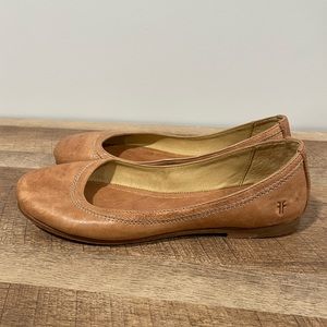 Frye Carson Ballet beige antique soft Vintage Full Grain. Size 6